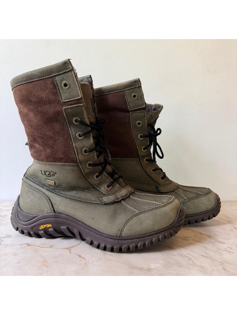 UGG Adirondack Women’s 8 eVent Vibram Shearling Lace-Up Winter Boots
